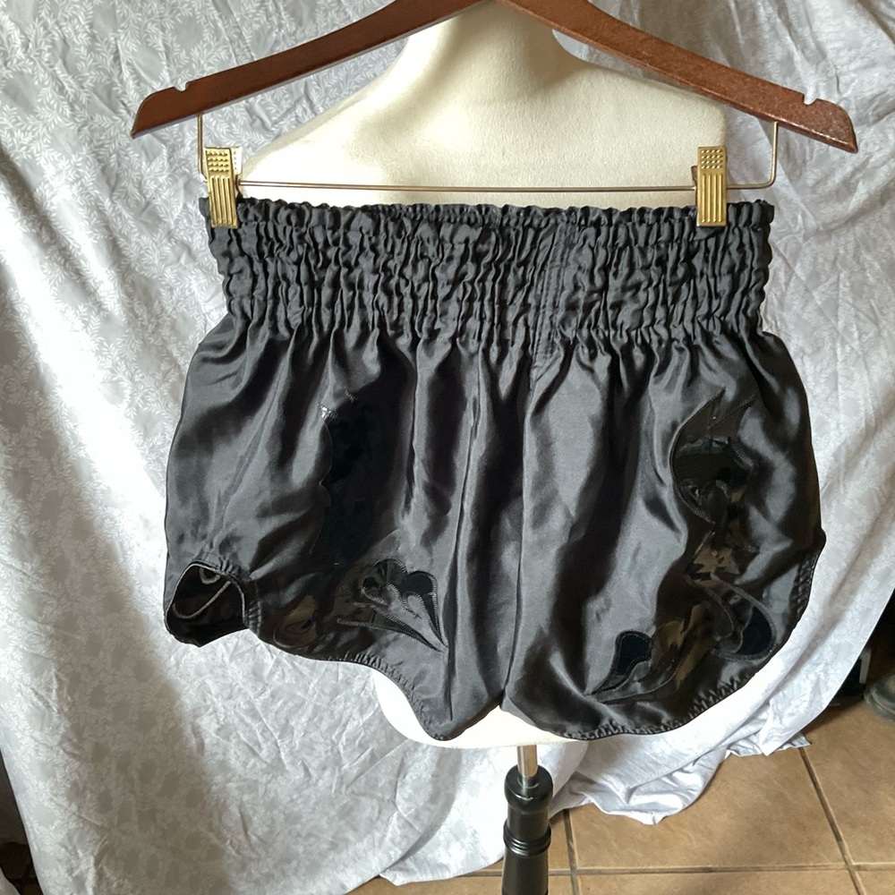 Venum Classic Muay Thai  Shorts - Picture 3 of 10